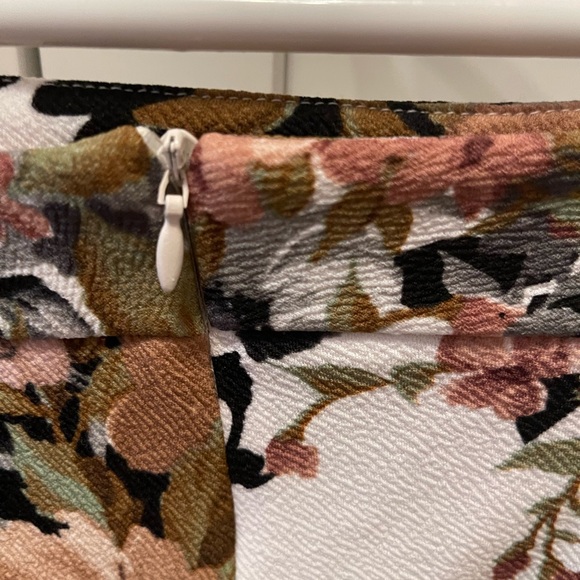 Lush floral skirt. - Picture 2 of 5